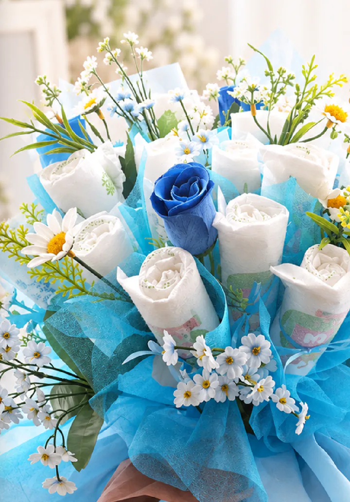 Ramo artesanal de flores en azul y blanco envuelto en tul.